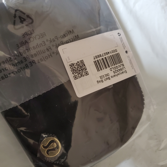 🆕️ LULULEMON BELT BAG BLACK WITH GOLD LOGO 🖤💛 - Picture 6 of 8